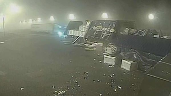 Záběry, ze kterých mrazí: Kamion na D8 zdemoloval kabinu o tunel